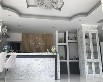 White House - Phangnga - Рецепція