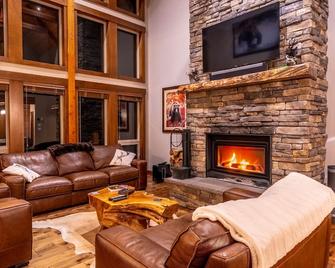 Experience mountain bliss at our cozy chalet, nestled at the base of the Kimberley Ski Hill - Kimberley - Huiskamer