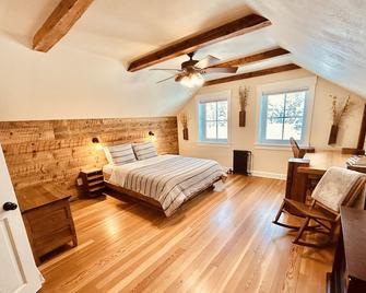 Charming Renovated Farmhouse near Giants Ridge - Biwabik - Habitación