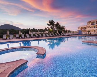 Invisa Hotel Club Cala Blanca - Sant Carles de Peralta - Pool