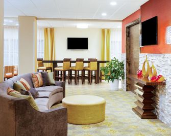 Holiday Inn Express & Suites Sandusky By IHG - סנדסקי - סלון