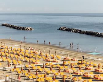 巴爾迪尼尼酒店 - 里米尼 - 海灘