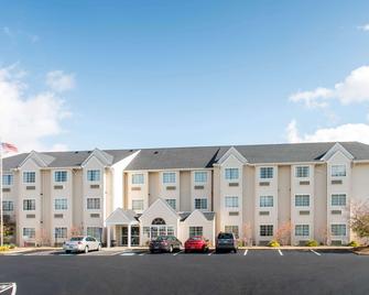 Microtel Inn & Suites by Wyndham North Canton - North Canton - Gebouw