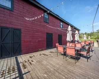 Lakeside Barn Estate- 3 Cozy Homes+Pool+Hot Tub! - Liberty - Binnenhof