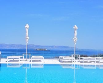 Saint George Hotel - Chrisi Akti - Bazén