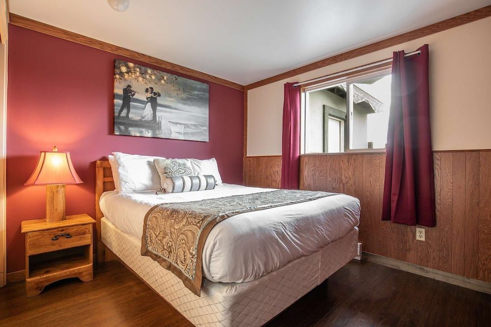 Bay Watch - 1 Bedroom Suite with 3 Queen Beds at Wanderlust Inn, Pet Friendly - Ocean Shores - Chambre