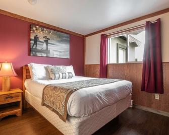 Bay Watch - 1 Bedroom Suite with 3 Queen Beds at Wanderlust Inn, Pet Friendly - Ocean Shores - Habitación