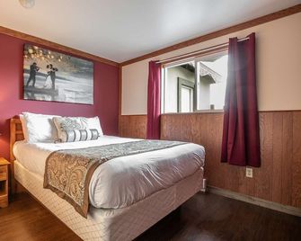 Bay Watch - 1 Bedroom Suite with 3 Queen Beds at Wanderlust Inn, Pet Friendly - Ocean Shores - Chambre