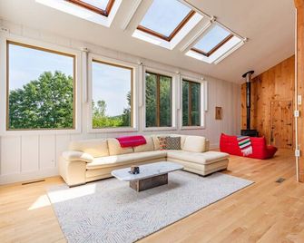 Old Chatham Retreat | Skylight Over the King Bed - Old Chatham - Living room