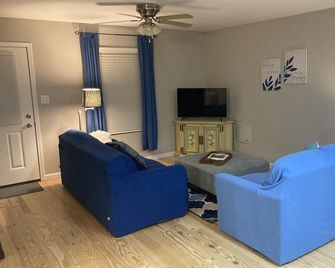 Fern’s Cottage New Construction! A cozy place to relax. - Atmore - Obývací pokoj