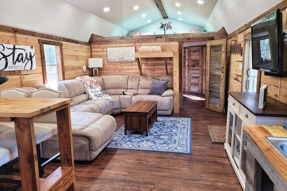 Private Cabin in the woods with Hot Tub in Aggieland 5 minutes -College Station - Navasota - Living room