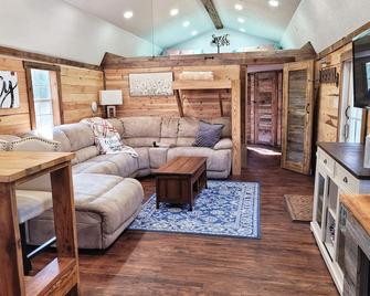 Private Cabin in the woods with Hot Tub in Aggieland 5 minutes -College Station - Navasota - Obývací pokoj