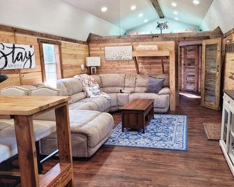 Private Cabin in the woods with Hot Tub in Aggieland 5 minutes -College Station - Navasota - Living room
