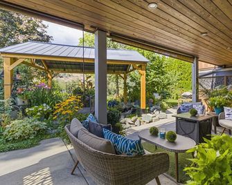 Rayleigh River Retreat - Garden Oasis - Kamloops - Patio