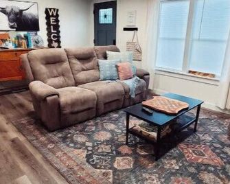 Wildlife Haven King Bed! Free snacks, near Austin! - Bastrop - Wohnzimmer