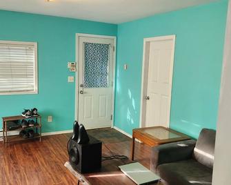 Cozy homestead for your western cowboy adventures right in downtown abbotsford! - Abbotsford - Living room