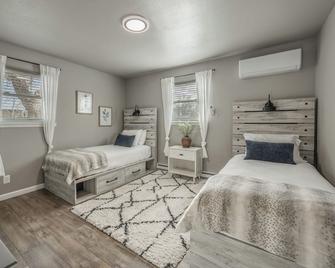 The Pathside Cottage - Montrose - Bedroom