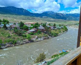 Yellowstone Treasure Guesthouses on the River - Gardiner - Outdoors view