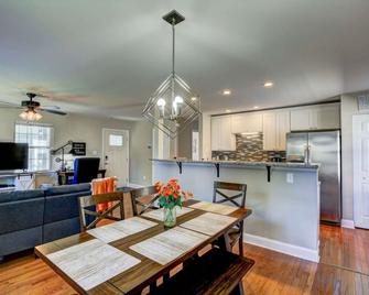 Cozy Cottage 3 beds 2 baths - North Beach - Dining room