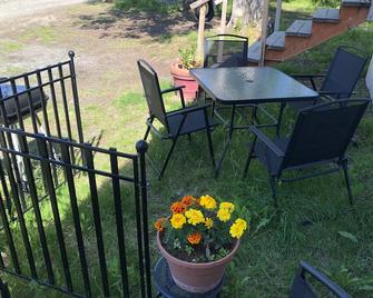 Kenai River access! Cute little cabin with a loft - Soldotna - Patio