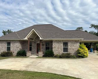 The Dogwood - Cozy, spacious & Luxurious open floor plan - Brewton - Building