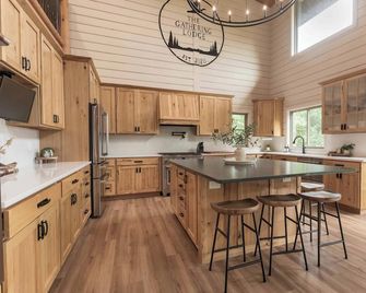 The Gathering Lodge is a relaxing, private log house with a stunning view. - Fergus Falls - Cocina