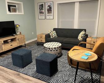 Sweet Gumball Cottage North Beach MD Free Beach Pass! - North Beach - Living room