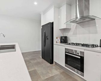 Trinity Oasis Spa Bbq Family Retreat - 凱恩斯 - 廚房