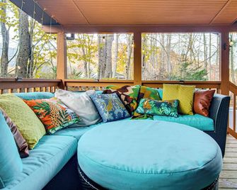 Vintage Creekside Cottage with Hot Tub and Grill! - Maggie Valley - Balcony