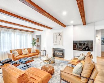 Hot Tub, Sauna, King Bed, Outdoor Patio, Winery - Essex - Living room