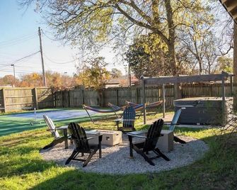 Pickleball Court Ev Power Cord Hot Tub Pool Table - Memphis - Patio