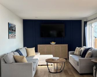 Cozy Cottage on Lake Erie! - Wheatley - Living room