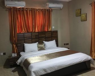 Momak 4 Hotel & Suites - Ibadan - Bedroom