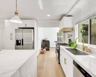 Contemporary Beachside Oasis in Long Beach! - 長灘