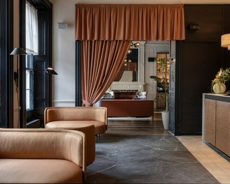 Apex Waterloo Place Hotel - Edinburgh - Receptionist