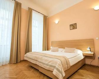 U Zlate Podkovy - At The Golden Horseshoe - Prague - Bedroom