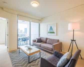 Stylish 1BR with Sauna, Pool and Gym-Close to CBD! - Brisbane - Living room