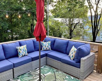 Blue Door Walk to Avondale Dog-friendly w Yard - Birmingham - Balkon