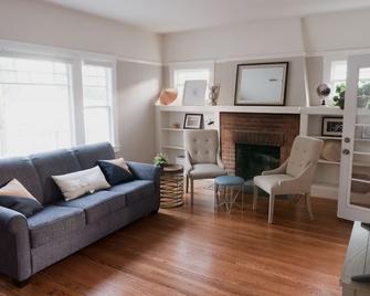 Spacious, Sunny House in Berkeley/Oakland Rockridge - Oakland - Living room