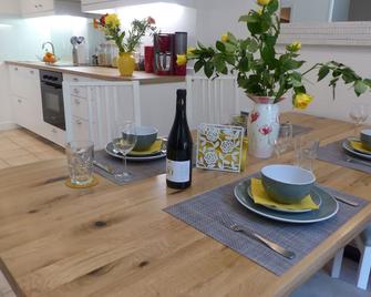 Chez Jean - Newly renovated air-conditioned flat at the foot of the ramparts, 4 people - Carcassonne - Dining room