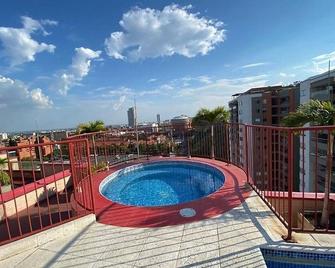 Apartment in front of chipichpae shopping center - Cali - Pool