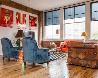 Retro Loft Spacious Street Car Access Rivermarket - Kansas City - Living room