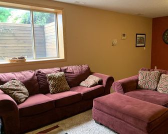 Large house close to grocery stores and schools - Owatonna - Living room