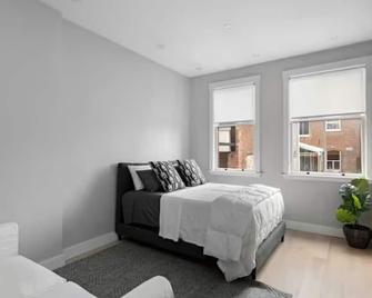 \'Discover a Cozy Home Away from Home in Victoria BC - Victoria - Bedroom