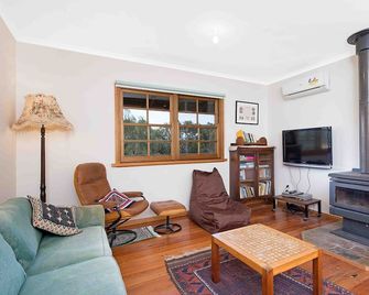 Beachcombers Coastal Retreat in bush setting close to Apollo Bay. - Marengo - Sala de estar