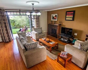 alpha home town house - Kisii - Living room