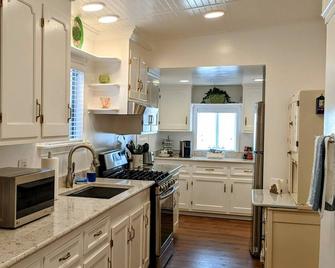 Turn-of-the-Century Gem! The Painted Lady. - Bisbee - Kitchen