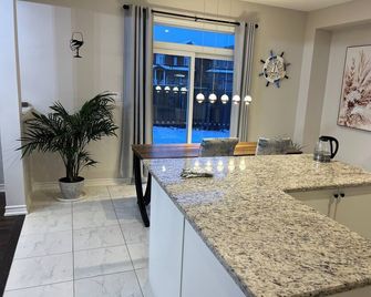Private bedroom suite in shared house near Ontario Tech U in North Oshawa - Oshawa - Keuken