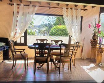 Villa Sol with 3 bedrooms Nudist village, Charco del Palo, Lanzarote, with sea view. - Haría - Dining room