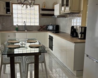 Les Z'orangines House With Swimming Pool In Saint Benoit - Saint-Benoît - Küche